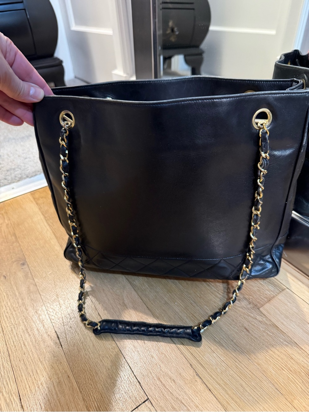 CHANEL Vintage Black Leather Shoulder Bag with Gold Chain Strap - Picture 3 of 16